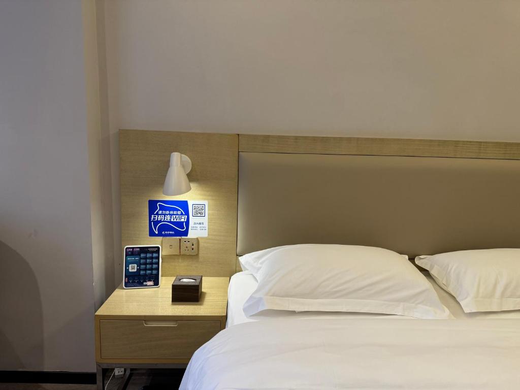 Postel nebo postele na pokoji v ubytování Guilin Tree Hotel