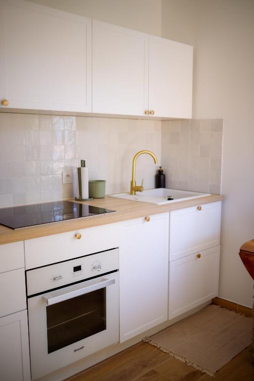 Kuchyň nebo kuchyňský kout v ubytování Maisonnette vue mer au Pradet