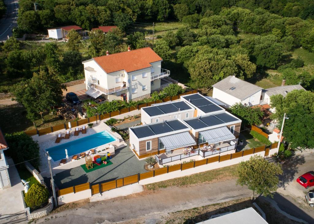 een luchtfoto van een huis met zonnepanelen erop bij Holiday Home Trend in Donji Zagon