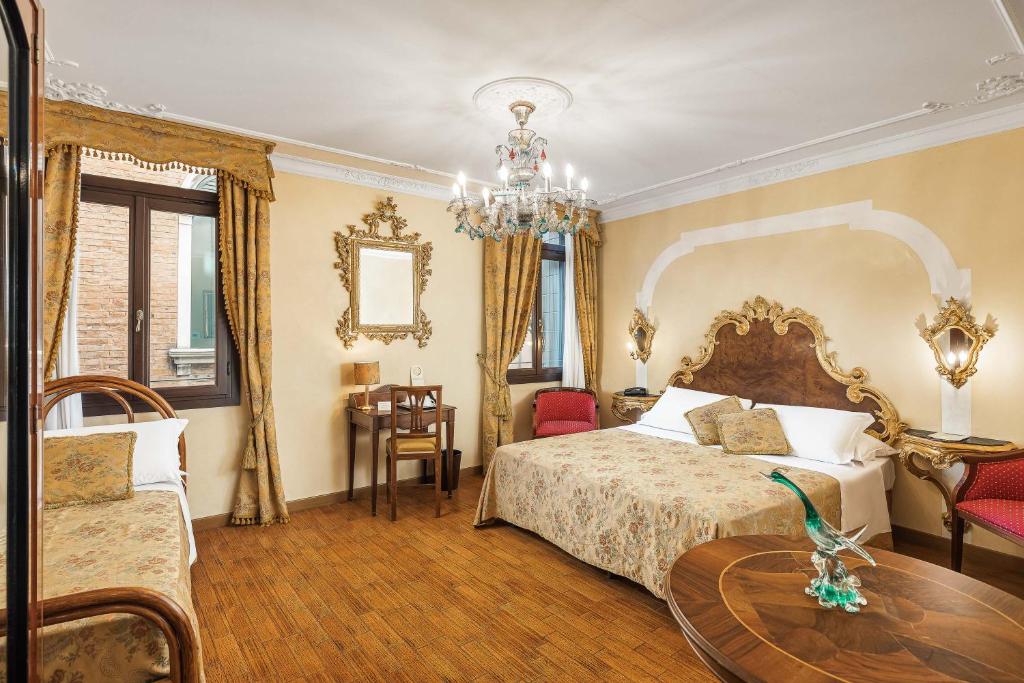 Postel nebo postele na pokoji v ubytování Hotel Ca' Alvise