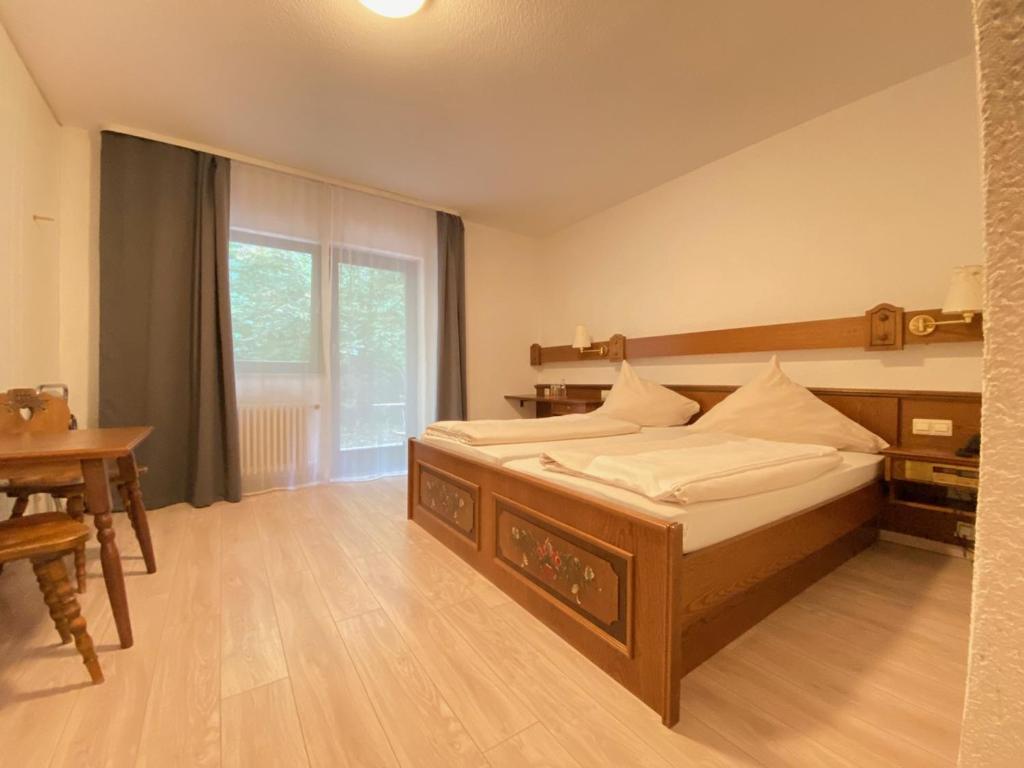 Postel nebo postele na pokoji v ubytování Alemannenhof Hotel Engel