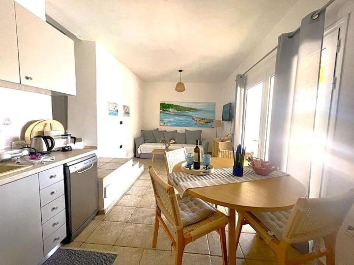 Kuchyň nebo kuchyňský kout v ubytování Mare Villa Ciel - by Portogaios Paxos Superior Living