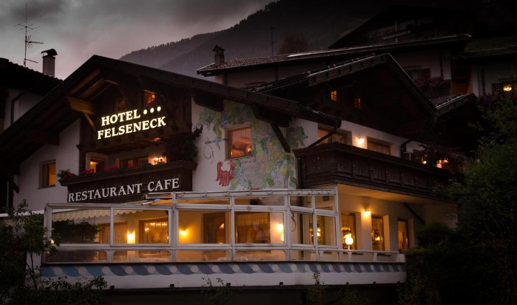 Nespecifikovaný výhled na hory nebo výhled na hory při pohledu z hotelu