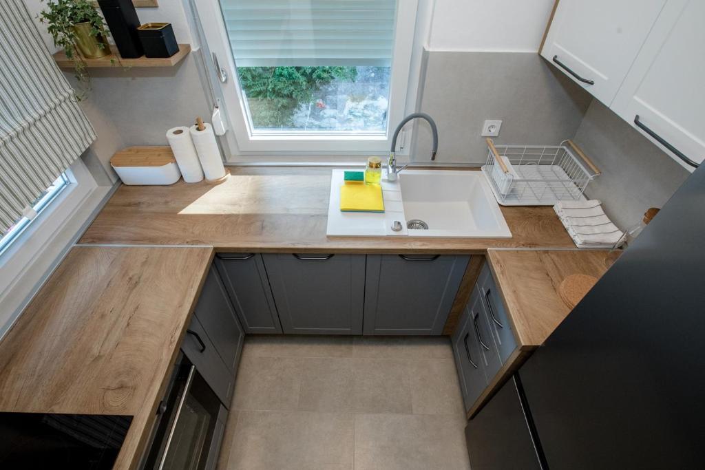 Кухня или мини-кухня в Apartmet Jadran
