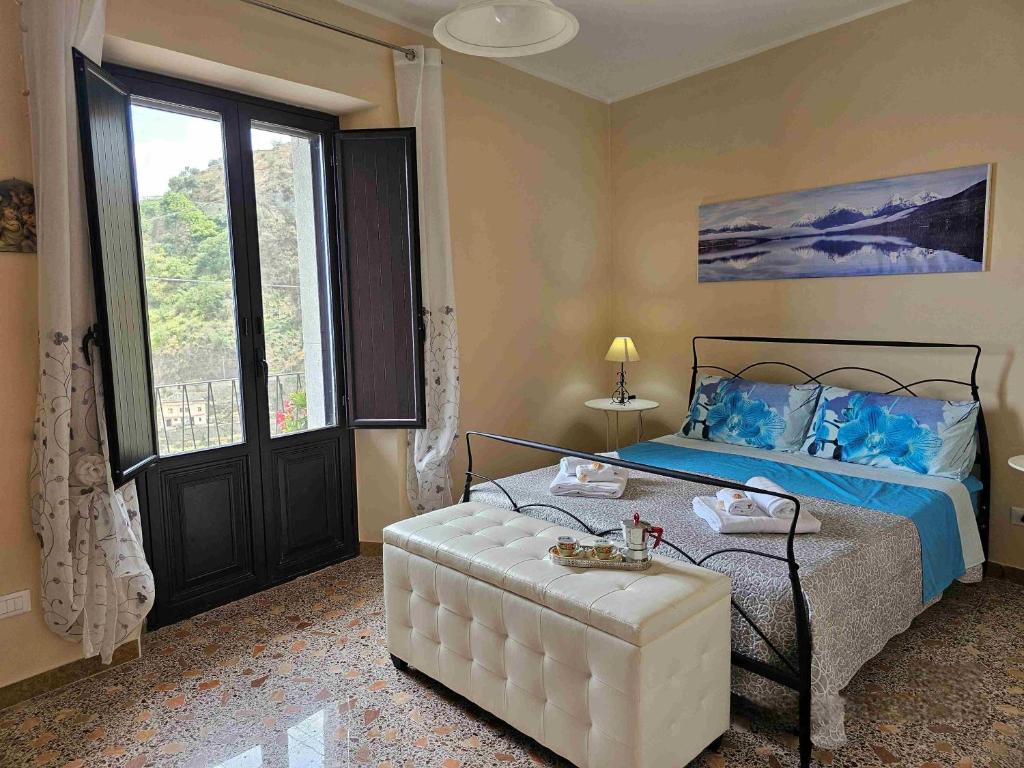 En eller flere senge i et værelse på Petralia Guest House