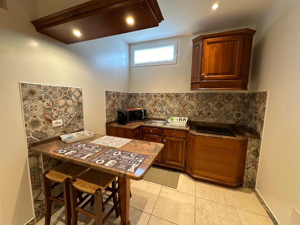 Kuchyň nebo kuchyňský kout v ubytování B&B La Giganta
