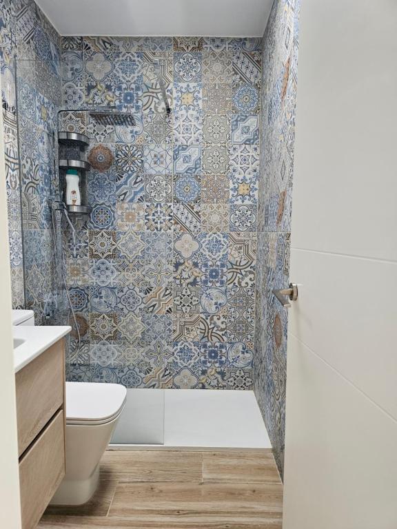 A bathroom at Cosy 1 Bedroom Bungalow Apartment