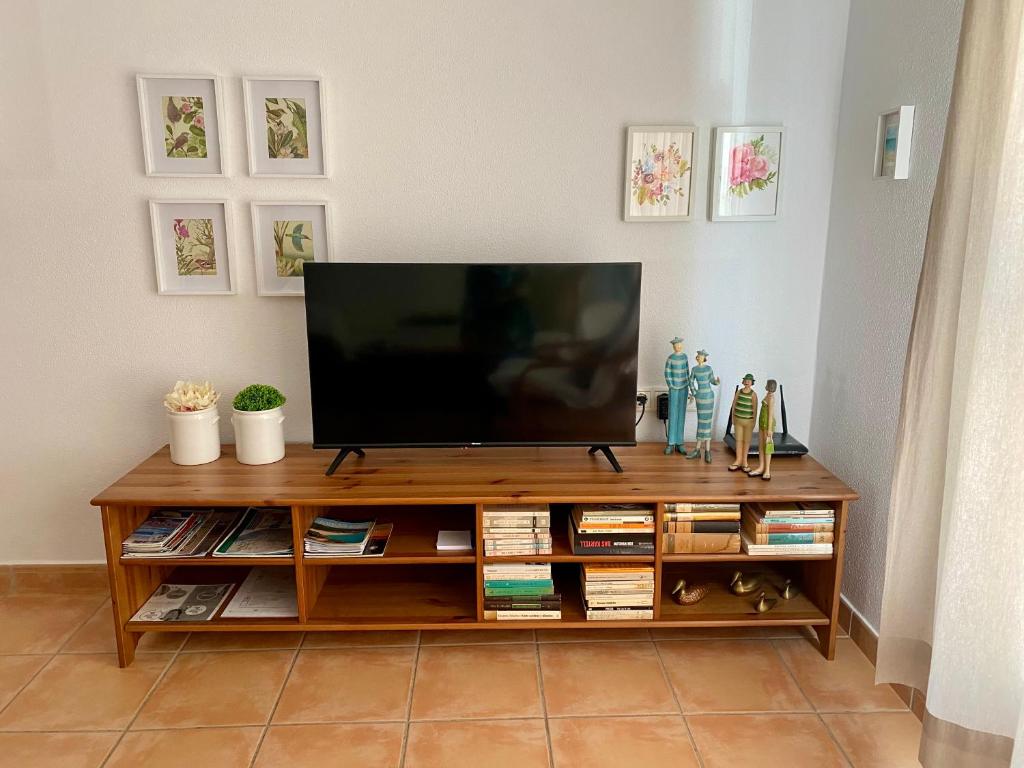 Televízia a/alebo spoločenská miestnosť v ubytovaní Apartamento Conil Santa Clara