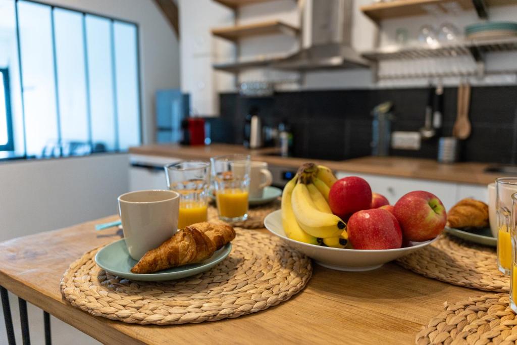- une table avec deux assiettes de fruits et de boissons dans l'établissement L'industriel - Hypercentre-Quartier Saint François, au Havre
