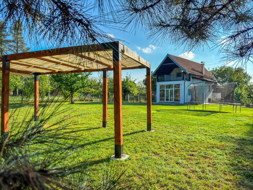 un pavillon dans un parc devant une maison dans l'établissement Trešnjica, à Belgrade