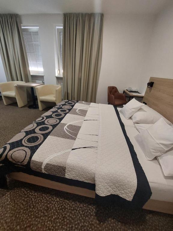 Postel nebo postele na pokoji v ubytování Hotel Avion
