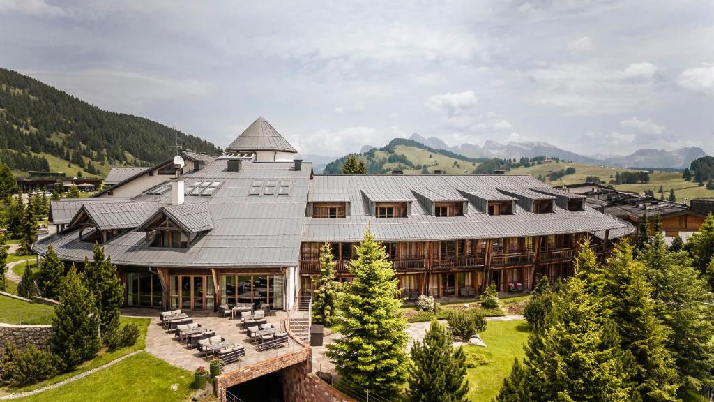 Nespecifikovaný výhled na hory nebo výhled na hory při pohledu z hotelu