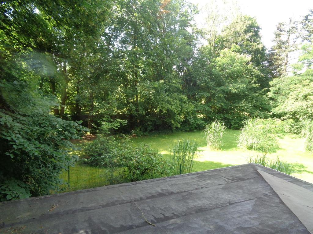 a view of a garden from the roof of a house at Ferienwohnung mit Hundebetreuung in Garstedt