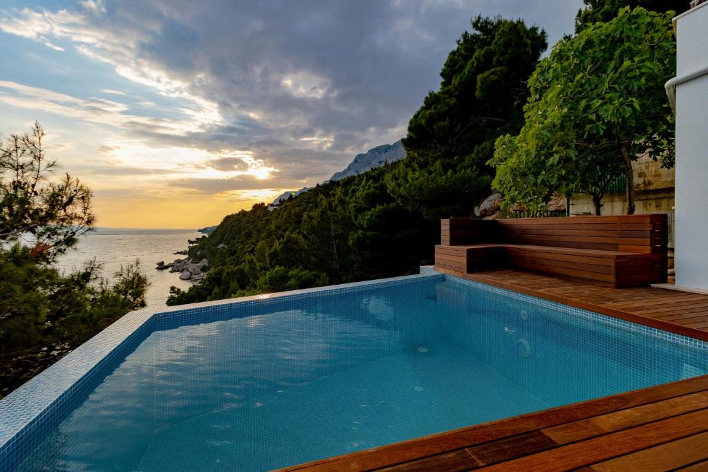 una piscina con vista sull'oceano di Luxury Apartments Villa Opera a Marusici 