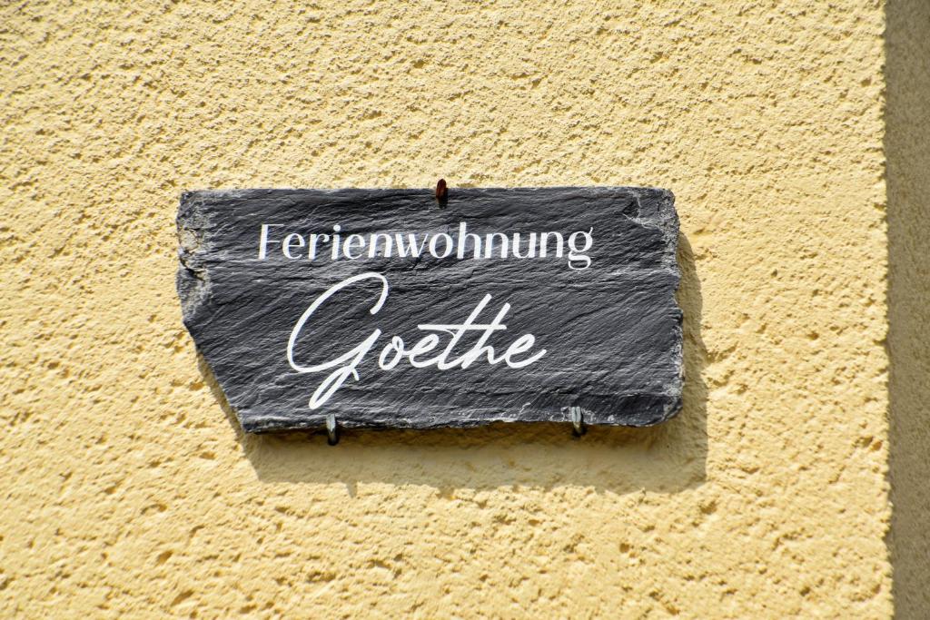 un cartel en el costado de un edificio en Ferienwohnung Afrika, en Bernkastel-Kues