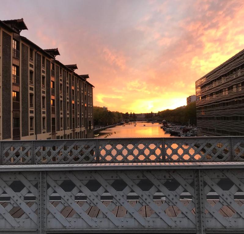 - une vue sur une rivière au coucher du soleil depuis un pont dans l'établissement Appartement haussmanien, à Paris