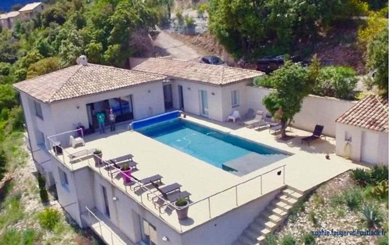 une vue aérienne d'une maison avec piscine dans l'établissement Le riva, à Mollans-sur-Ouvèze