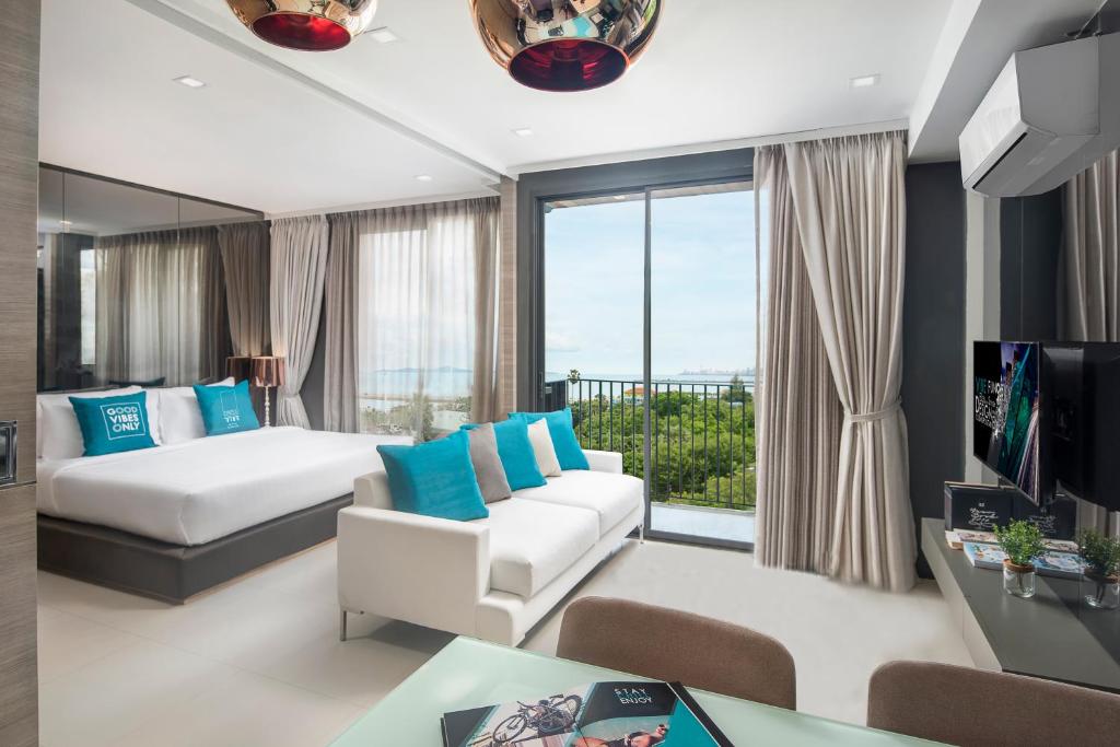 Postel nebo postele na pokoji v ubytování Cross Vibe Pattaya Seaphere