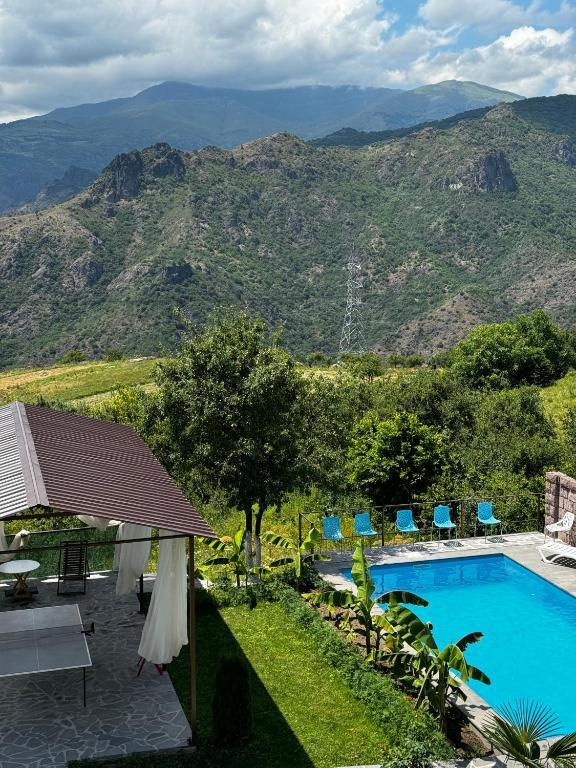 Nespecifikovaný výhled na hory nebo výhled na hory při pohledu z luxury tent