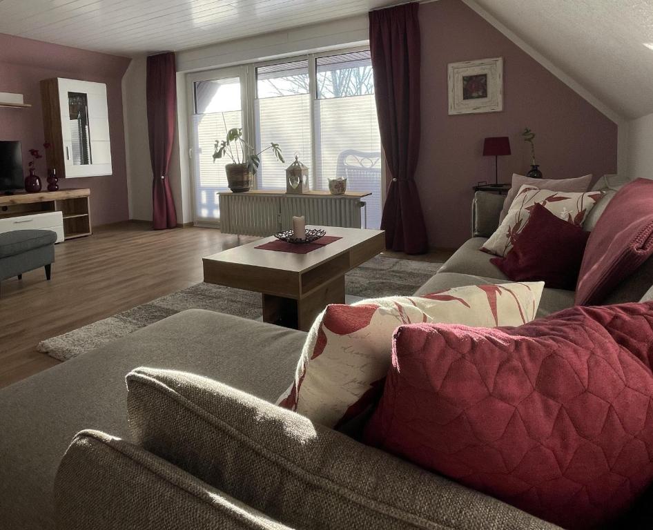 a living room with a couch and a table at snevernheimat, Ferienwohnung in Schneverdingen