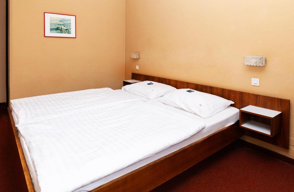 Postel nebo postele na pokoji v ubytování Hotel Meran Hallenbad & Sauna