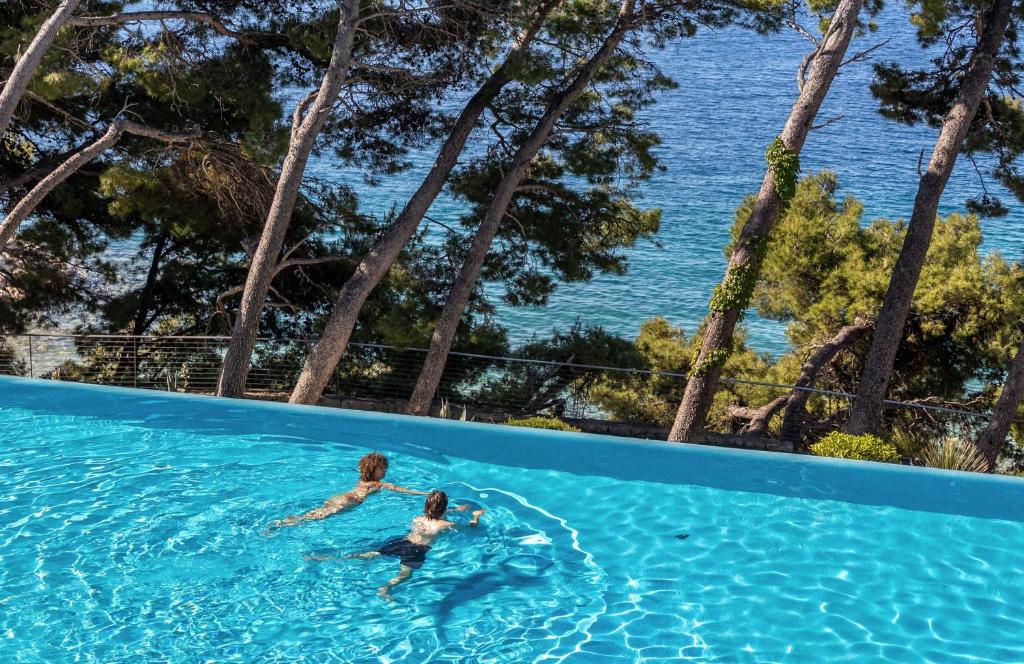 Bazén v ubytovaní Bluesun hotel Berulia alebo v jeho blízkosti