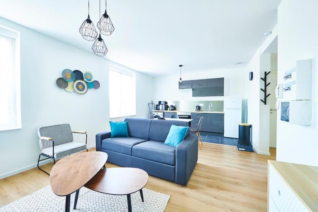 un salon avec un canapé bleu et une table dans l'établissement BM-2 Appartement entier F2 au 2ème étage -1 à 4 pers, à Mulhouse