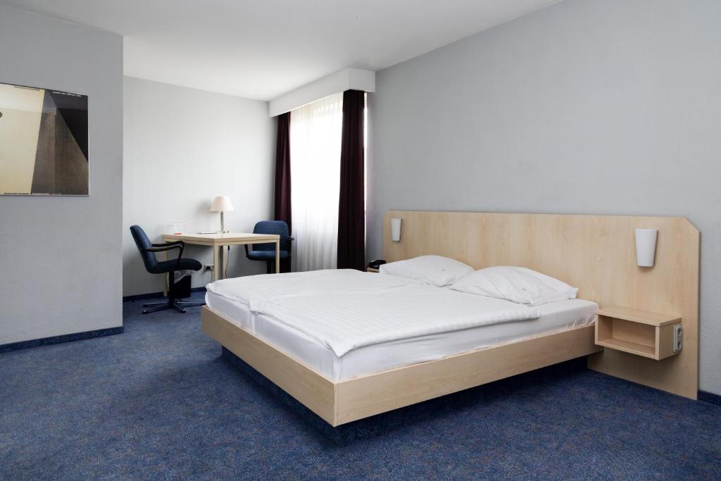 Postel nebo postele na pokoji v ubytování Hotel Meran Hallenbad & Sauna