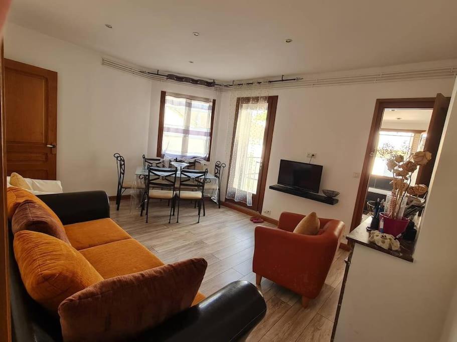 un salon avec un canapé et une table dans l'établissement Grand Appart - avec terrasse, à Reims