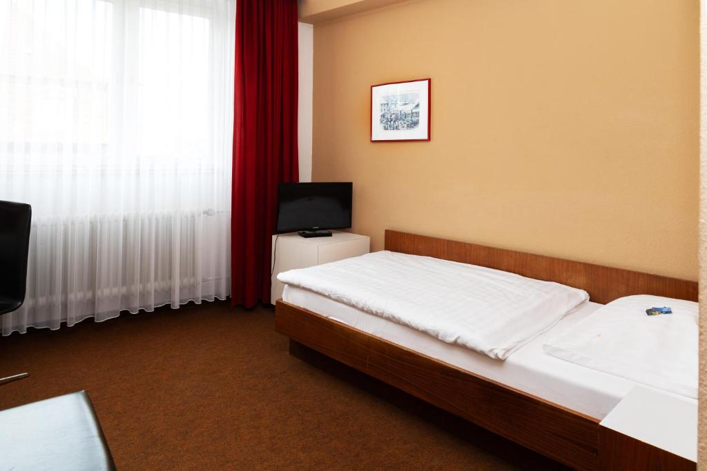 Postel nebo postele na pokoji v ubytování Hotel Meran Hallenbad & Sauna