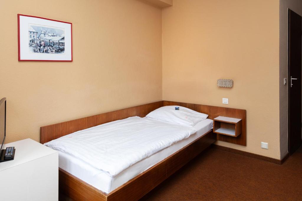 Postel nebo postele na pokoji v ubytování Hotel Meran Hallenbad & Sauna