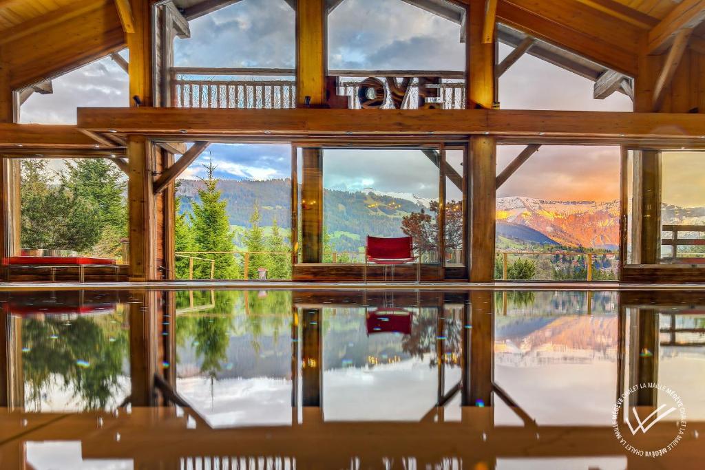 een huis met uitzicht op de bergen door de ramen bij Mirage in Demi-Quartier