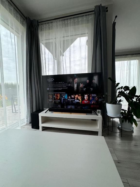 Televízia a/alebo spoločenská miestnosť v ubytovaní Gościniec Wigry