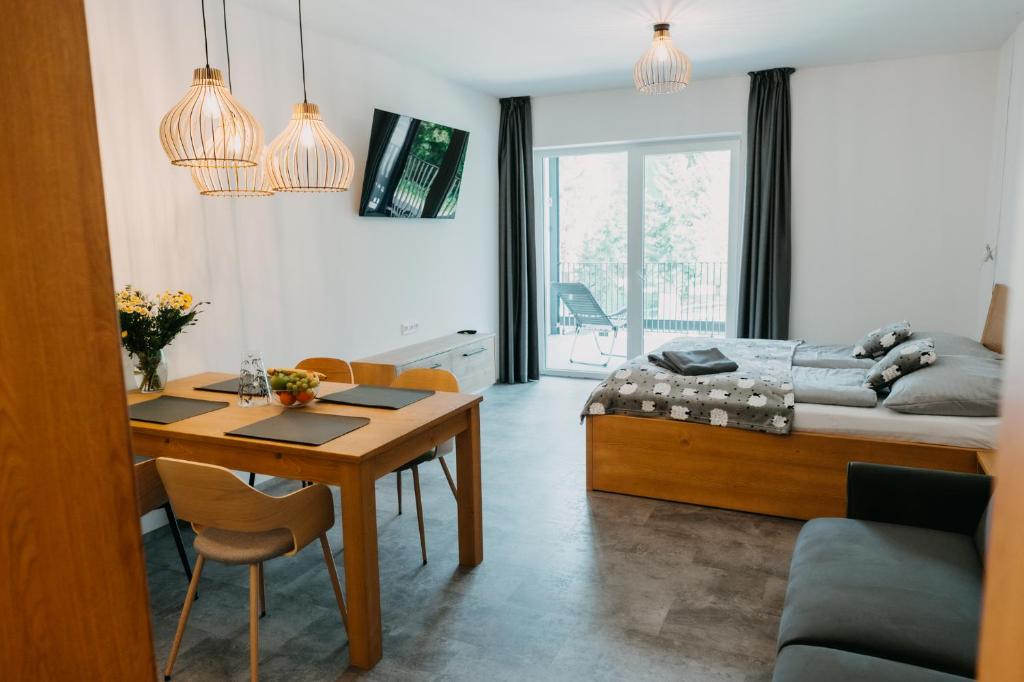 Postel nebo postele na pokoji v ubytování Luxusní Apartmány Domovjanka - LYSÁ HORA, SMRK, KMÍNEK, SLAVÍČ