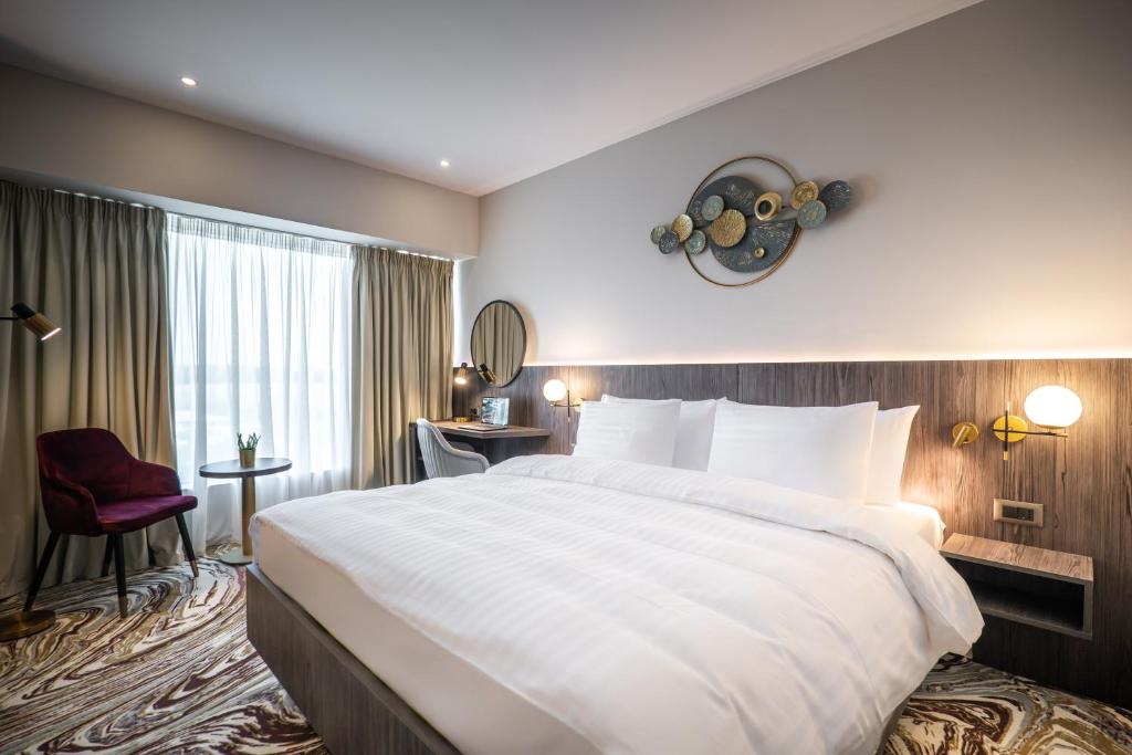 Postel nebo postele na pokoji v ubytování Ramada by Wyndham Bucharest Otopeni Airport