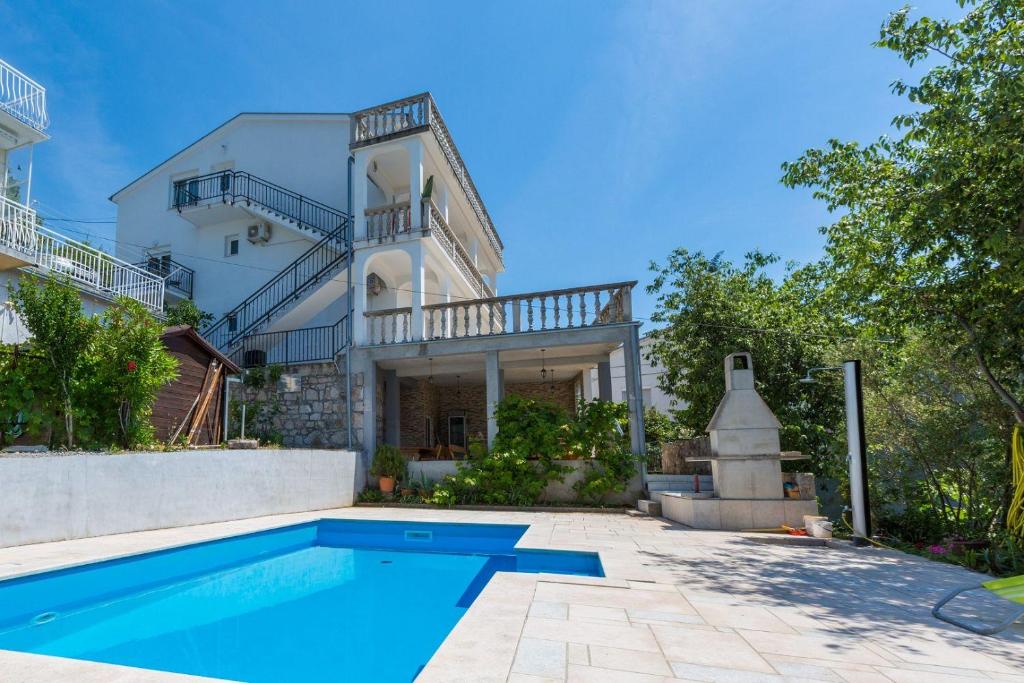 Tolles Apartment mit Pool, Meerblick, BBQ, Liegen, Außendusche
