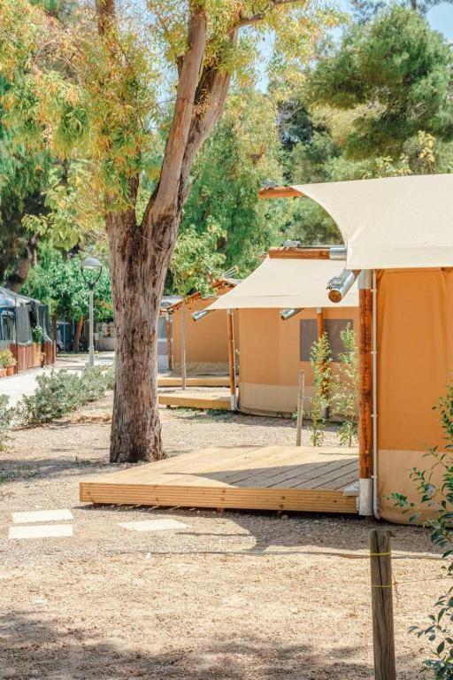A garden outside Camping Miramar Playa - cama doble