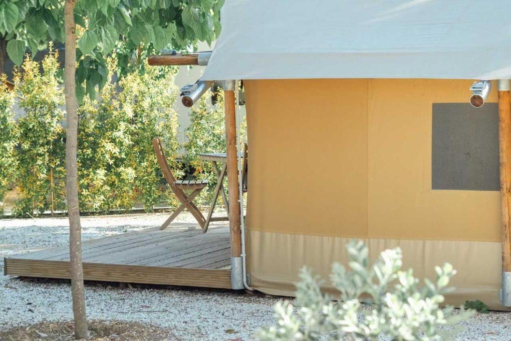 A garden outside Camping Miramar Playa - cama doble