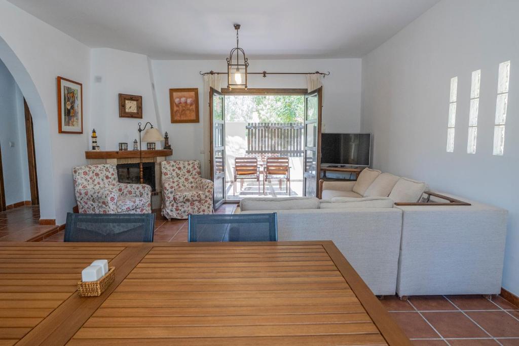 una sala de estar con un sofá y una mesa en El Olivo, en San José