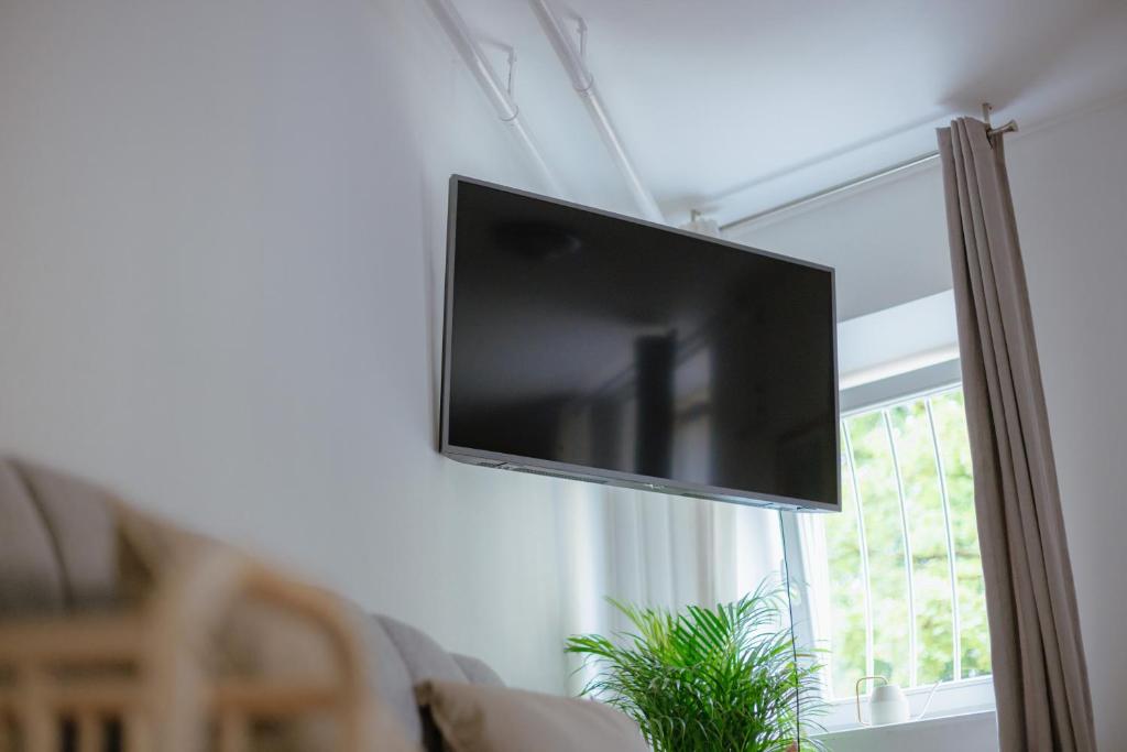 TV a/nebo společenská místnost v ubytování BRIDGE apartments