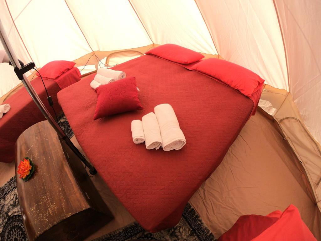 Una cama o camas en una habitación de Camping Gole Alcantara