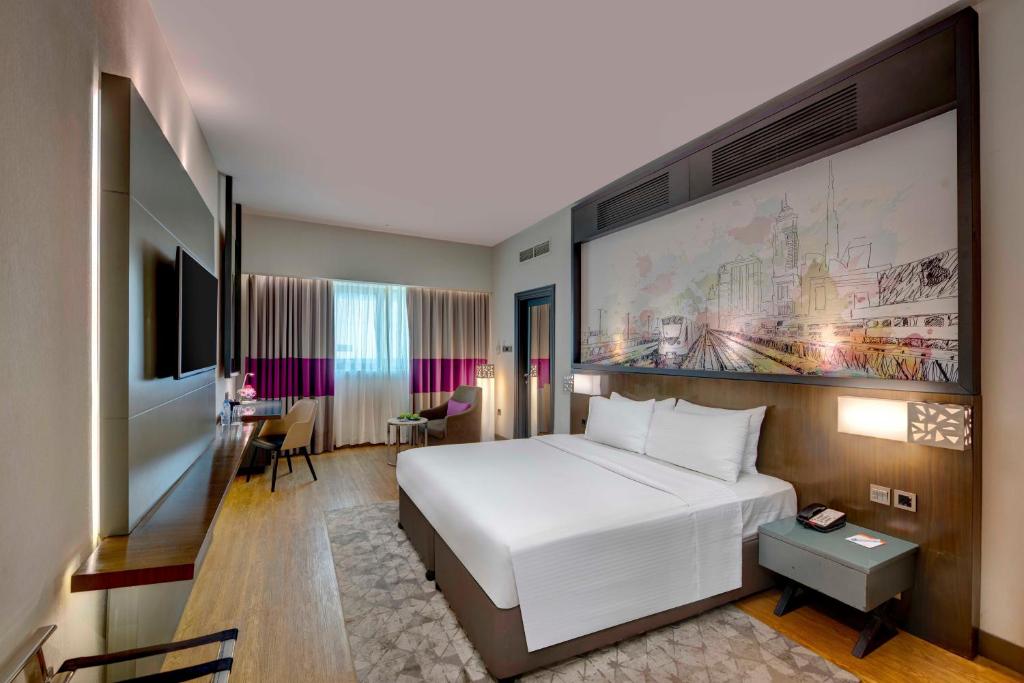 Postel nebo postele na pokoji v ubytování Howard Johnson Plaza by Wyndham Dubai Deira
