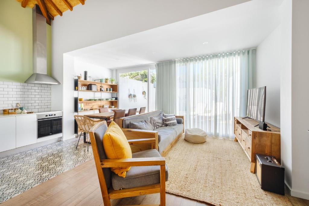 Χώρος καθιστικού στο Green Tiles House