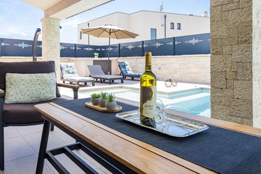 Bazén v ubytování Villa mit privatem Pool, WLAN, Klima und Bäder en suite nebo v jeho okolí