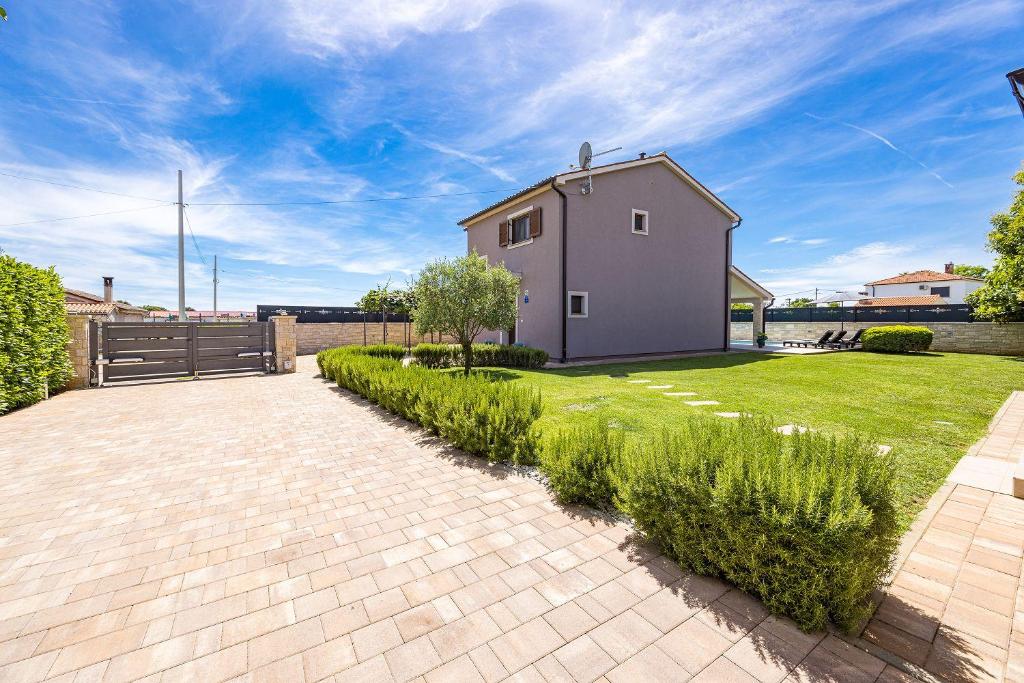Zahrada ubytování Villa mit privatem Pool, WLAN, Klima und Bäder en suite