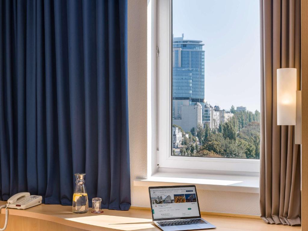 TV a/nebo společenská místnost v ubytování ibis Kyiv City Center
