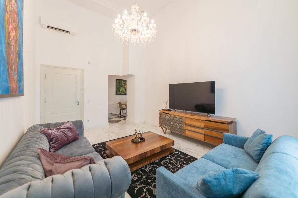 Televízia a/alebo spoločenská miestnosť v ubytovaní ZOYA LUXURY RESIDENCE