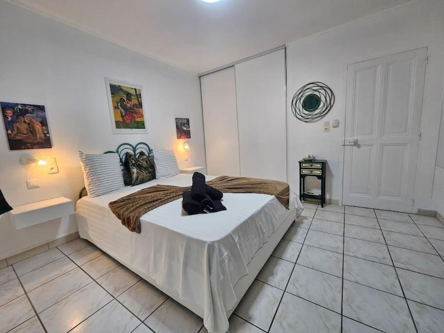 une chambre avec un grand lit dans une pièce dans l'établissement La Casa D'Eole YourHostHelper, à Narbonne