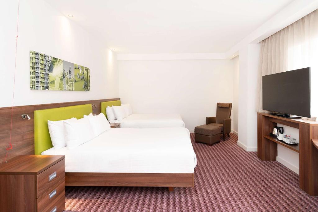 TV a/nebo společenská místnost v ubytování Hampton by Hilton Sheffield