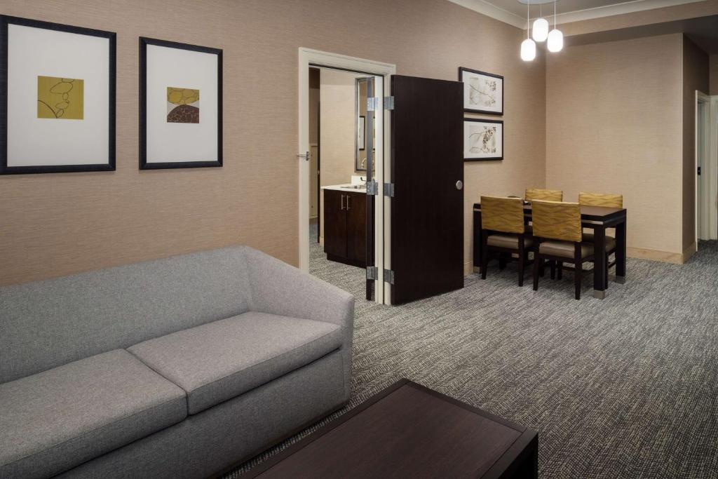 Embassy Suites Saint Louis - Downtown - King Suite Met één Slaapkamer Met Roll-in Douche-Mobiliteitstoegang/niet-roken
